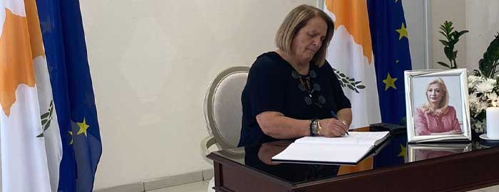Η Δήμαρχος Λευκονοίκου υπογράφει το Βιβλίο Συλλυπητηρίων για την Υπουργό Εργασίας