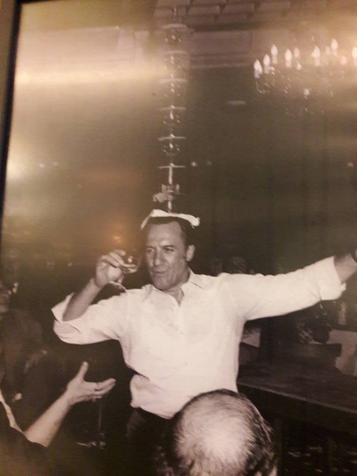 Ο Λευκονοικιάτης Γεώργιος Καραγιώργης, χορεύει τα ποτήρια στο κεφάλι